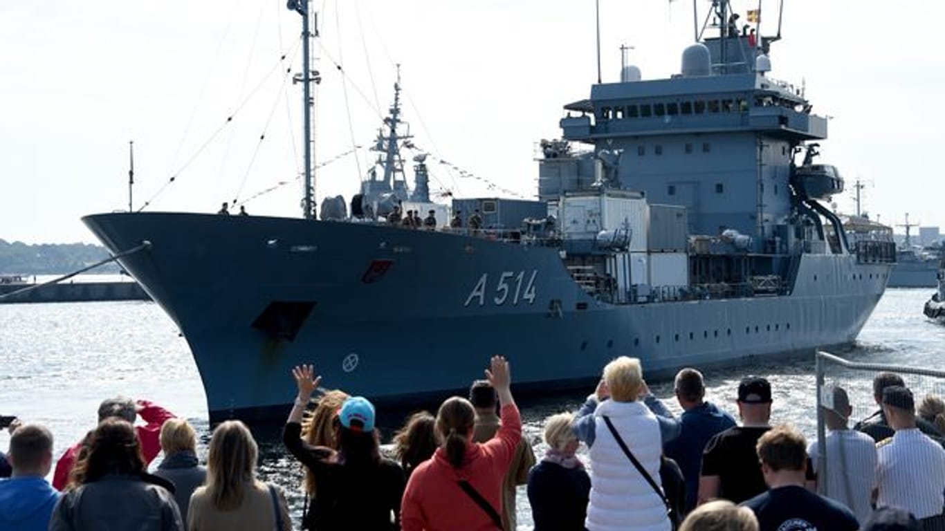 Das Marineschiff "Werra" läuft in Kiel aus (Archivbild). Im Juni wird das Marineschiff voraussichtlich wieder in Kiel einlaufen.