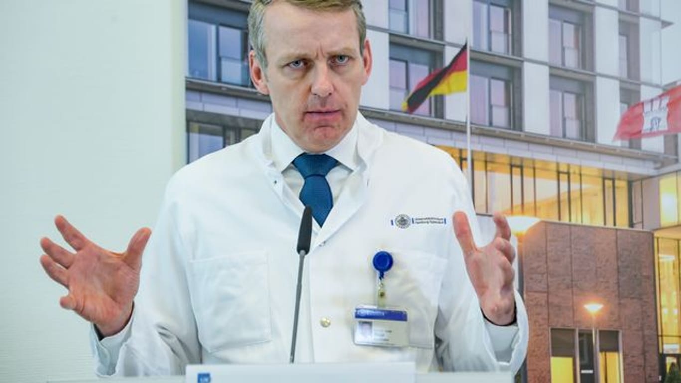 Stefan Kluge mit ernstem Blick (Archivbild): Der Direktor der Klinik für Intensivmedizin des UKE gibt noch keine Entwarnung.