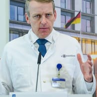 Stefan Kluge mit ernstem Blick (Archivbild): Der Direktor der Klinik für Intensivmedizin des UKE gibt noch keine Entwarnung.