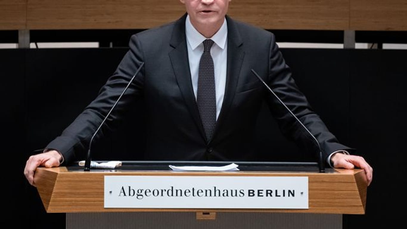 Michael Müller (SPD), Regierender Bürgermeister von Berlin, spricht bei einer Sondersitzung im Berliner Abgeordnetenhaus.