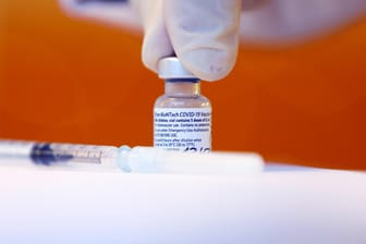 Eine Dosis des Biontech-Impfstoffs: Auf das Terminvergabeportal des Thüringer Impfzentrums hat es laut Angaben des Gesundheitsministeriums einen Cyberangriff gegeben.
