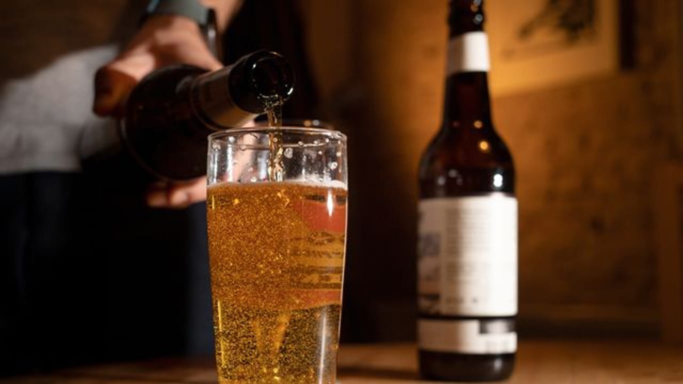 Ob ein alkoholfreies Bier Zucker enthält oder nicht, liegt an der Herstellung und steht in der Nährwertangabe auf dem Flaschenetikett.
