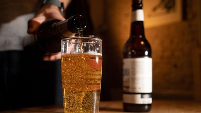 Ob ein alkoholfreies Bier Zucker enthält oder nicht, liegt an der Herstellung und steht in der Nährwertangabe auf dem Flaschenetikett.