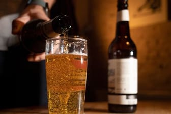 Ob ein alkoholfreies Bier Zucker enthält oder nicht, liegt an der Herstellung und steht in der Nährwertangabe auf dem Flaschenetikett.