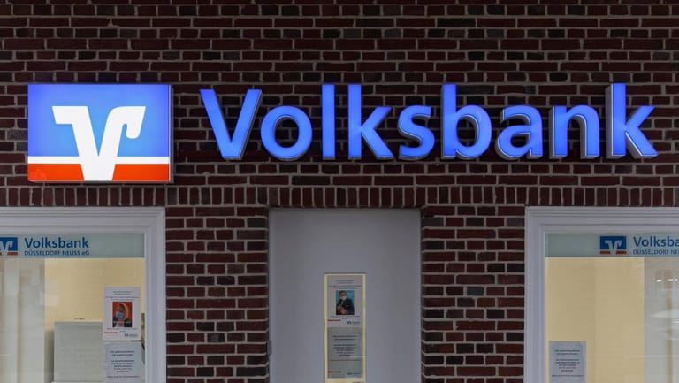 Bankomat-Standort einer Volksbank (Symbolbild): Auch einige Genossenschaftsbanken führten Negativzinsen ein.