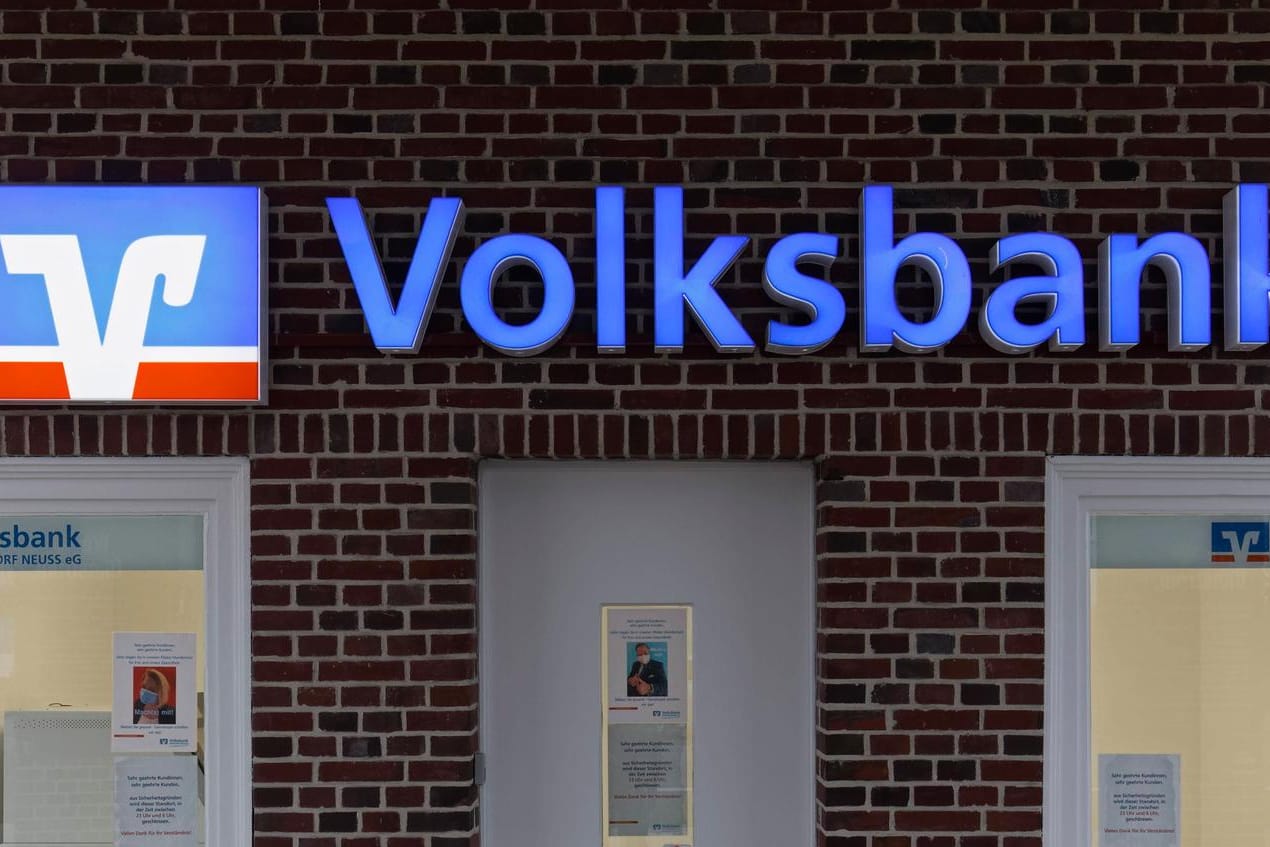 Bankomat-Standort einer Volksbank (Symbolbild): Auch einige Genossenschaftsbanken führten Negativzinsen ein.