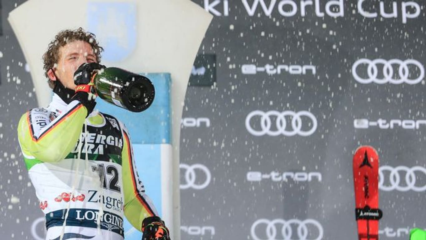 Siegerschluck: Linus Straßer feiert seinen Slalom-Sieg in Zagreb.