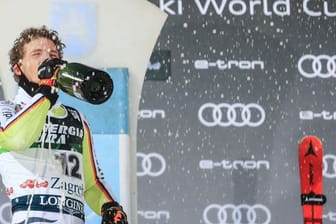 Siegerschluck: Linus Straßer feiert seinen Slalom-Sieg in Zagreb.