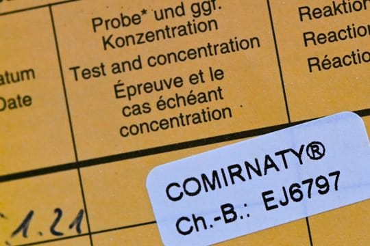 Die Zahl der ans Robert Koch-Institut (RKI) gemeldeten Impfungen gegen Covid-19 in Deutschland ist im Vergleich zum Vortag um mehr als 46 000 gestiegen.