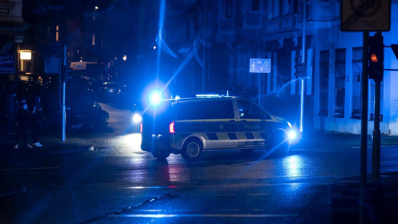 Ein Polizeiauto fährt durch die Silvesternacht: Ein Angestellter der Polizei soll in dieser Nacht verbotenerweise mit einer Schreckschusswaffe in die Luft geschossen haben.