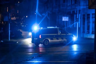 Ein Polizeiauto fährt durch die Silvesternacht: Ein Angestellter der Polizei soll in dieser Nacht verbotenerweise mit einer Schreckschusswaffe in die Luft geschossen haben.