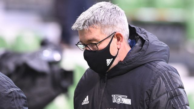 Gibt sich in Sachen Stürmer-Suche gelassen: Union-Coach Urs Fischer. Gibt sich in Sachen Stürmer-Suche gelassen: Union-Coach Urs Fischer.