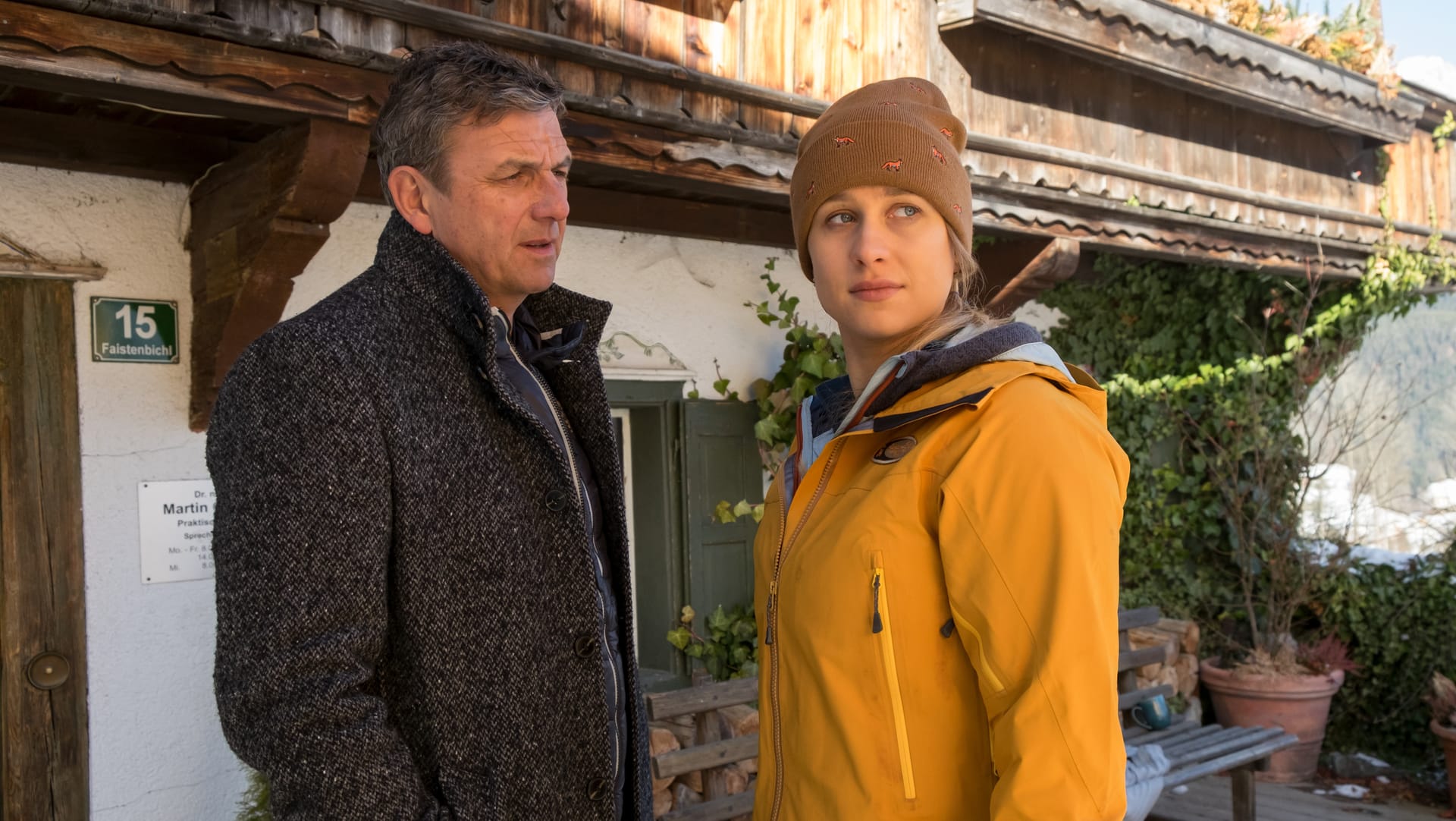 Der "Bergdoktor" mit seiner Patientin: Hans Sigl mit Liliane Zillner. Der "Bergdoktor" mit seiner Patientin: Hans Sigl mit Liliane Zillner.