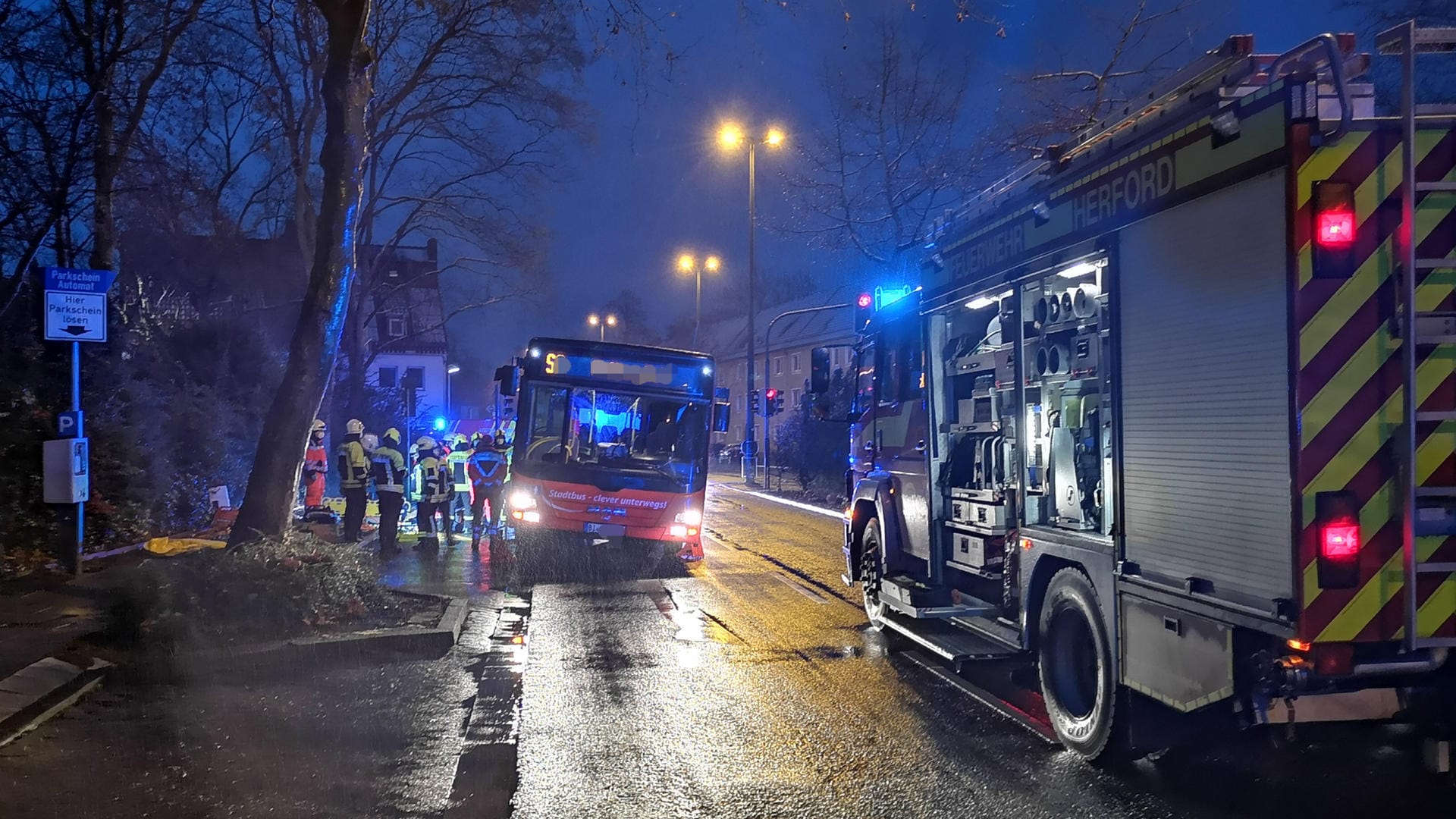 Nordrhein-Westfalen, Herford: Feuerwehrleute arbeiten an einem Linienbus, der zuvor eine 18-Jährige überfahren hatte. Nordrhein-Westfalen, Herford: Feuerwehrleute arbeiten an einem Linienbus, der zuvor eine 18-Jährige überfahren hatte.
