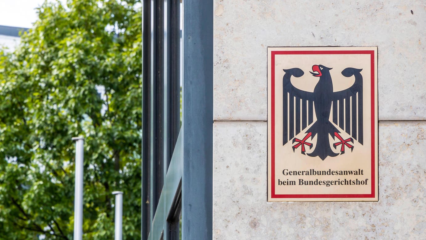 Generalbundesanwalt beim Bundesgerichtshof in Karlsruhe: Die Bundesanwaltschaft hat zwei Männer und eine Frau wegen des Verdachts der Terrorismusfinanzierung vorläufig festnehmen lassen.