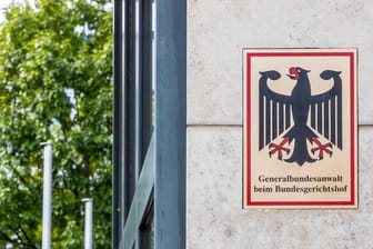 Generalbundesanwalt beim Bundesgerichtshof in Karlsruhe: Die Bundesanwaltschaft hat zwei Männer und eine Frau wegen des Verdachts der Terrorismusfinanzierung vorläufig festnehmen lassen.