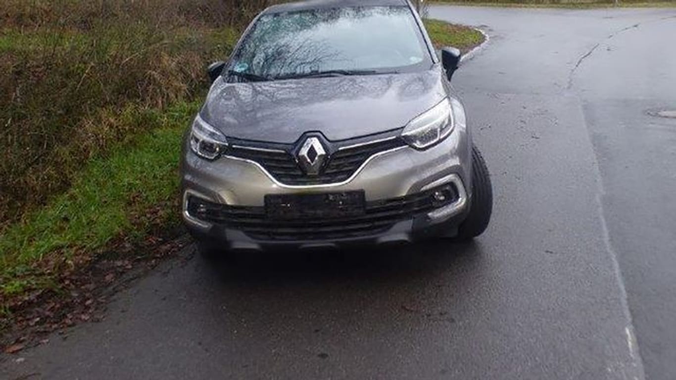Ein Auto der Marke Renault mit der Leiche einer 48-jährigen Frau im Kofferraum steht ohne Kennzeichen abgestellt am Fahrbahnrand.