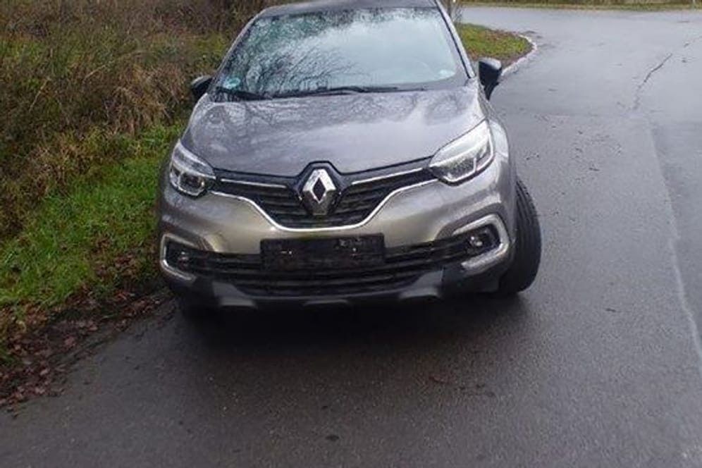 Ein Auto der Marke Renault mit der Leiche einer 48-jährigen Frau im Kofferraum steht ohne Kennzeichen abgestellt am Fahrbahnrand.