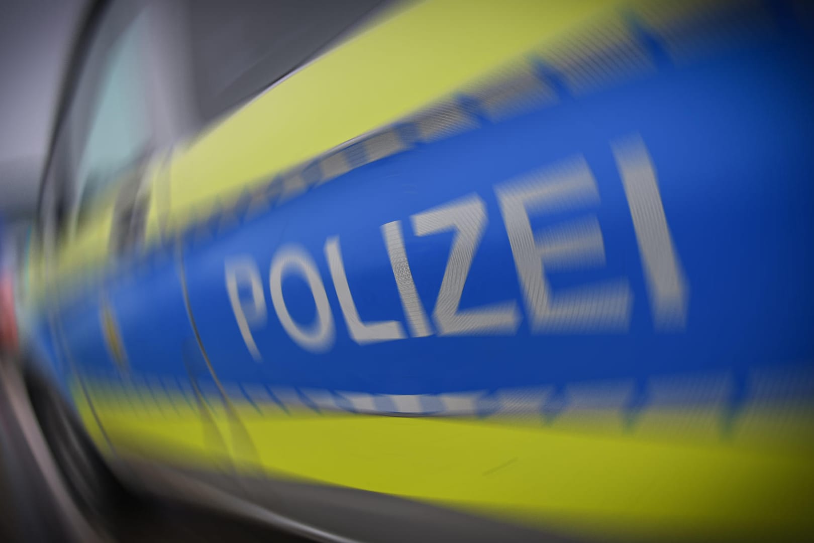 Der Schriftzug Polizei steht auf einem Polizeifahrzeug (Symbolbild): Nahe Karlsruhe hat ein Mann seine Frau bedroht und Widerstand gegen die Polizei geleistet.