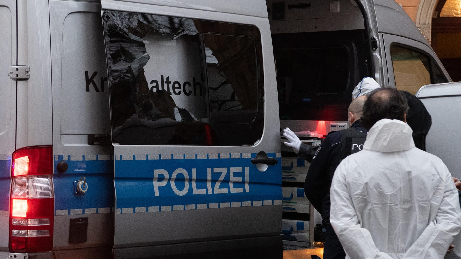 Der zerstörte Einsatzwagen der Polizei steht vor einem Wohnhaus in Neukölln: Dort war in einer Wohnung eine 93-Jährige tot aufgefunden worden. Der zerstörte Einsatzwagen der Polizei steht vor einem Wohnhaus in Neukölln: Dort war in einer Wohnung eine 93-Jährige tot aufgefunden worden.