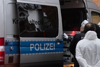 Der zerstörte Einsatzwagen der Polizei steht vor einem Wohnhaus in Neukölln: Dort war in einer Wohnung eine 93-Jährige tot aufgefunden worden.
