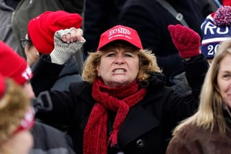 Eine Frau ruft "CNN sucks" zu Journalisten während einer "Save America Rally" Kundgebung zur Unterstützung des US-Präsidnten Trump.