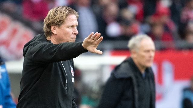 Hat eine hohe Meinung von Freiburg-Trainer Christian Streich (hinten): Kölns Markus Gisdol. Hat eine hohe Meinung von Freiburg-Trainer Christian Streich (hinten): Kölns Markus Gisdol.