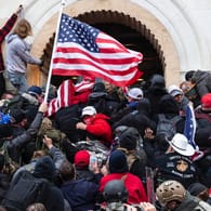 Trump-Fans am Kapitol: Am Mittwoch waren zahlreiche Anhänger des US-Präsidenten gewaltsam in das Parlamentsgebäude eingedrungen.