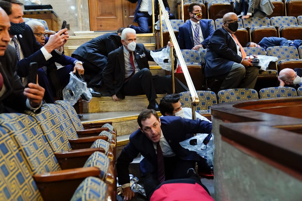 "Bleibt unten": Abgeordnete suchen Schutz auf der Tribüne des Repräsentantenhauses