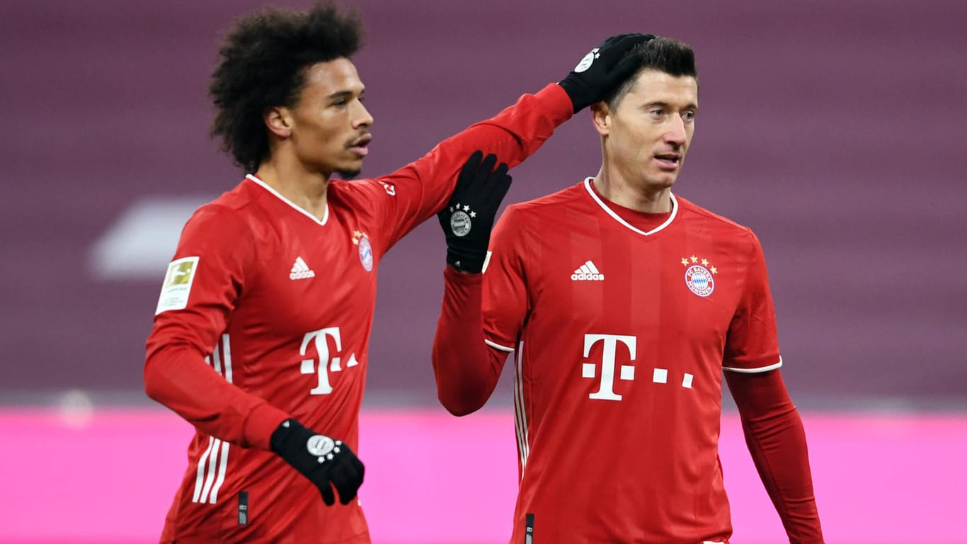 Leroy Sané (l.) und Robert Lewandowski: Die beiden Bayern-Star stehen bald am Montag auf dem Platz.