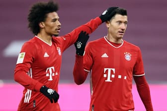 Leroy Sané (l.) und Robert Lewandowski: Die beiden Bayern-Star stehen bald am Montag auf dem Platz.