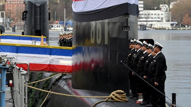 Besatzungsmitglieder stehen auf der Werft von ThyssenKrupp Marine Systems bei der Übergabe eines neuen U-Bootes an die Marine der Arabischen Republik Ägypten auf dem Boot "S-41".