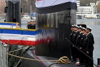 Besatzungsmitglieder stehen auf der Werft von ThyssenKrupp Marine Systems bei der Übergabe eines neuen U-Bootes an die Marine der Arabischen Republik Ägypten auf dem Boot "S-41".