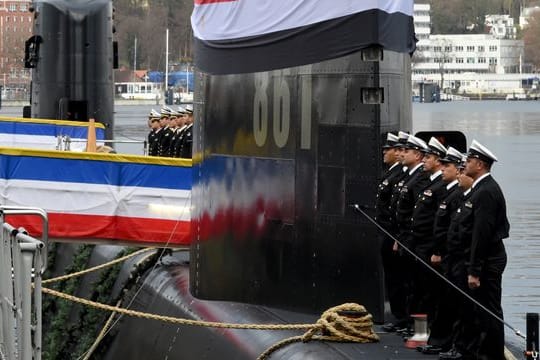 Besatzungsmitglieder stehen auf der Werft von ThyssenKrupp Marine Systems bei der Übergabe eines neuen U-Bootes an die Marine der Arabischen Republik Ägypten auf dem Boot "S-41".