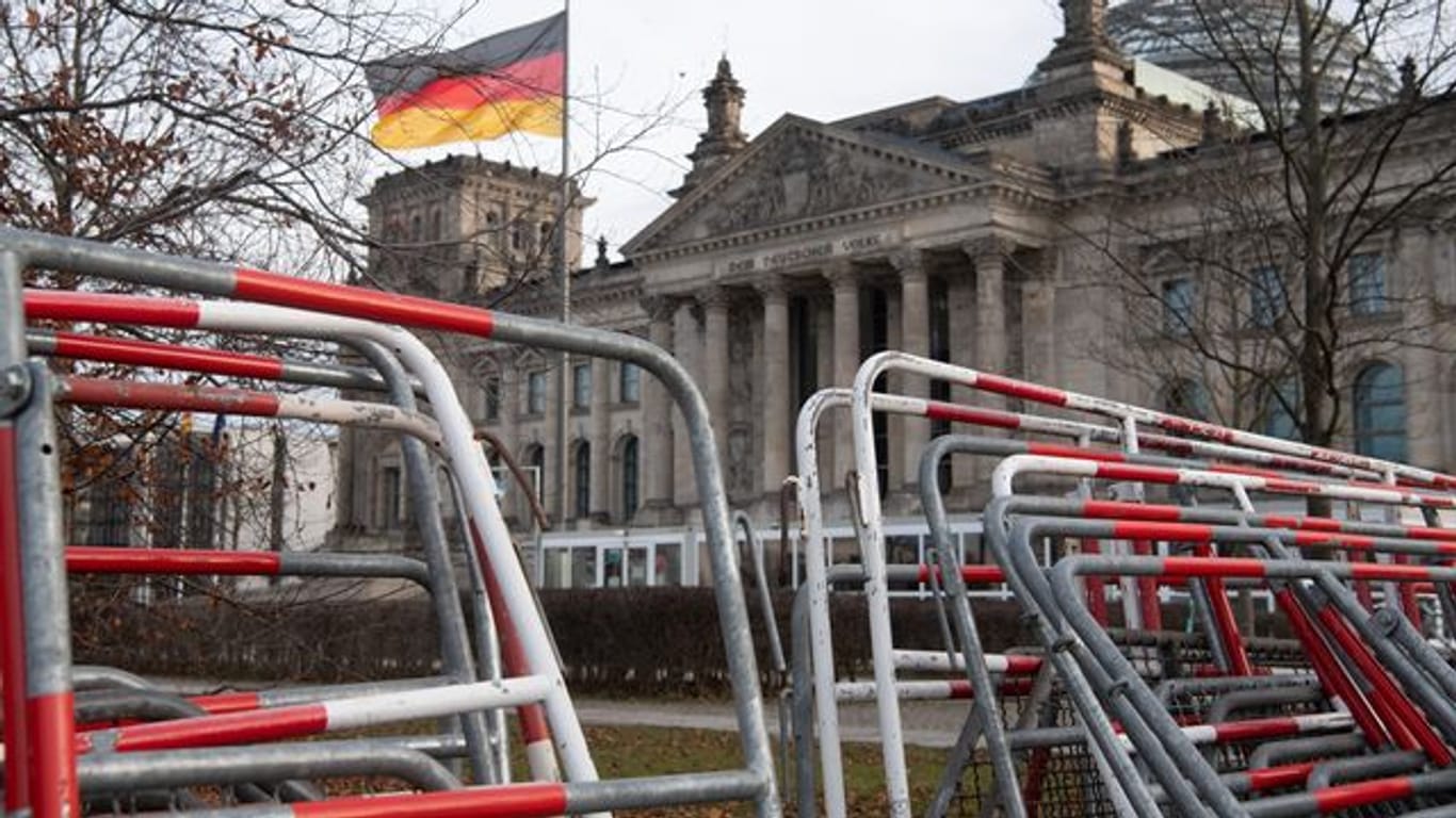 Absperrgitter stehen unweit des Reichstagsgebäudes (Archivbild): Die Berliner Polizei will nach dem Sturm auf das Kapitol in Washington den Schutz für den Sitz des deutschen Parlaments erhöhen.