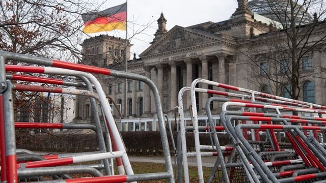 Absperrgitter stehen unweit des Reichstagsgebäudes (Archivbild): Die Berliner Polizei will nach dem Sturm auf das Kapitol in Washington den Schutz für den Sitz des deutschen Parlaments erhöhen. Absperrgitter stehen unweit des Reichstagsgebäudes (Archivbild): Die Berliner Polizei will nach dem Sturm auf das Kapitol in Washington den Schutz für den Sitz des deutschen Parlaments erhöhen.