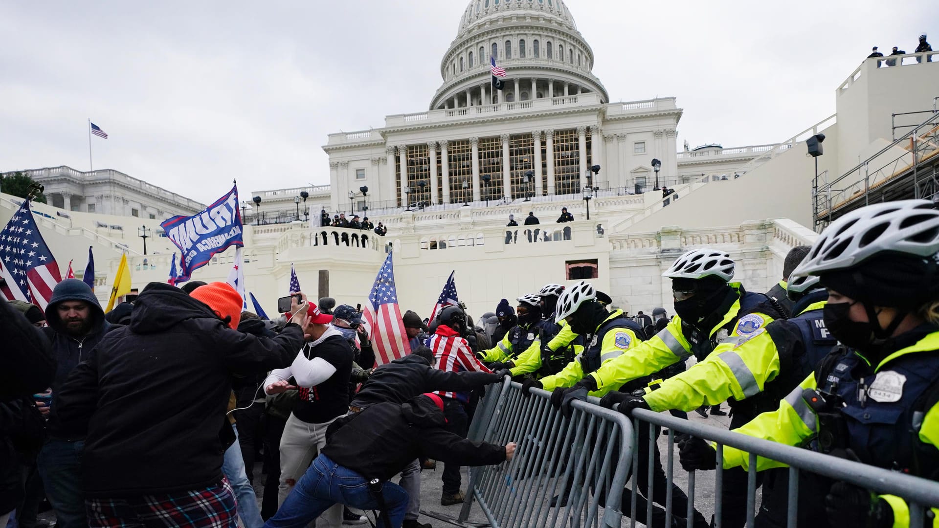 Trump-Unterstützer vor dem Kapitol: Nach der Gewalt in der US-Hauptstadt will die Berliner Polizei die Sicherheitsmaßnahmen verstärken.