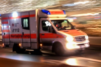 Krankenwagen (Symbolbild): Ein 77-Jähriger verletzte sich bei einer Explosion in einem Gewächshaus so schwer, dass er daran starb.
