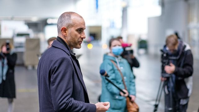Belit Onay (Bündnis 90/Die Grünen) spricht zu Journalisten