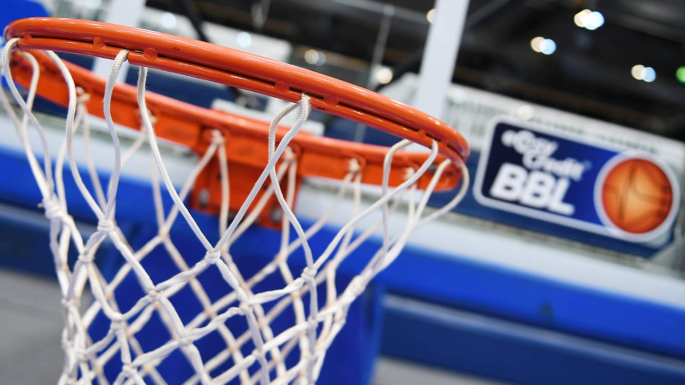 Ein Basketballkorb (Symbolbild): Der Jugendkoordinator von Phoenix Hagen, Stanley Witt, bildet sich in einer Online-Academy fort.