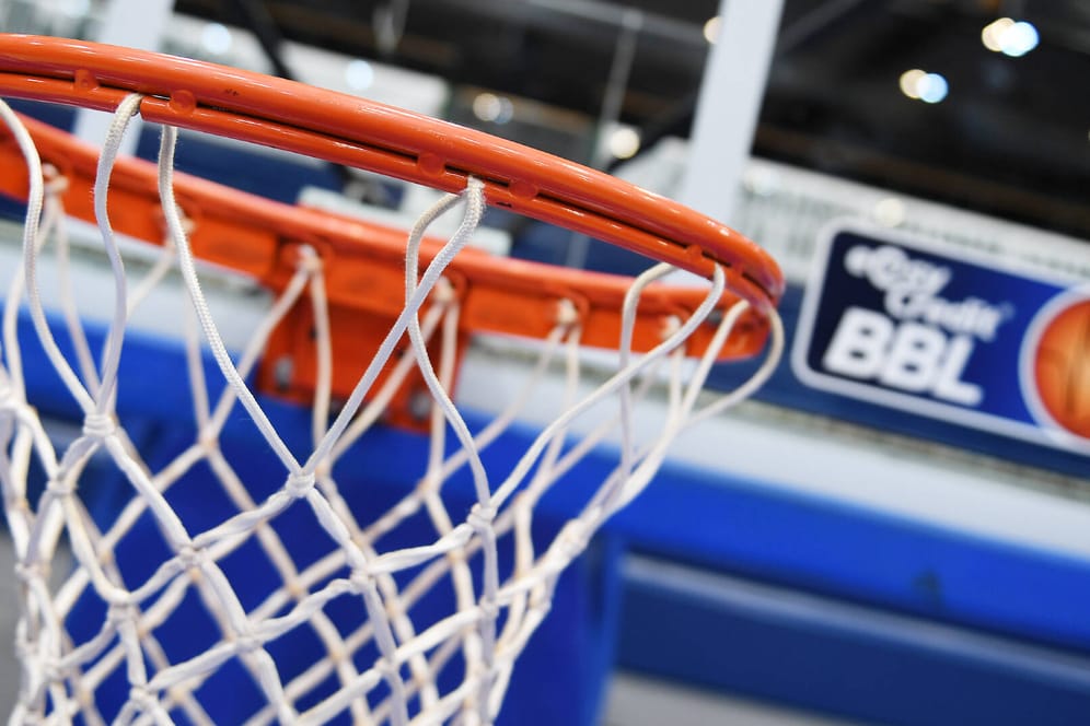 Ein Basketballkorb (Symbolbild): Der Jugendkoordinator von Phoenix Hagen, Stanley Witt, bildet sich in einer Online-Academy fort.