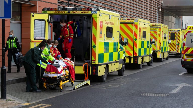 Vor Kliniken in London stauen sich die Krankenwagen.