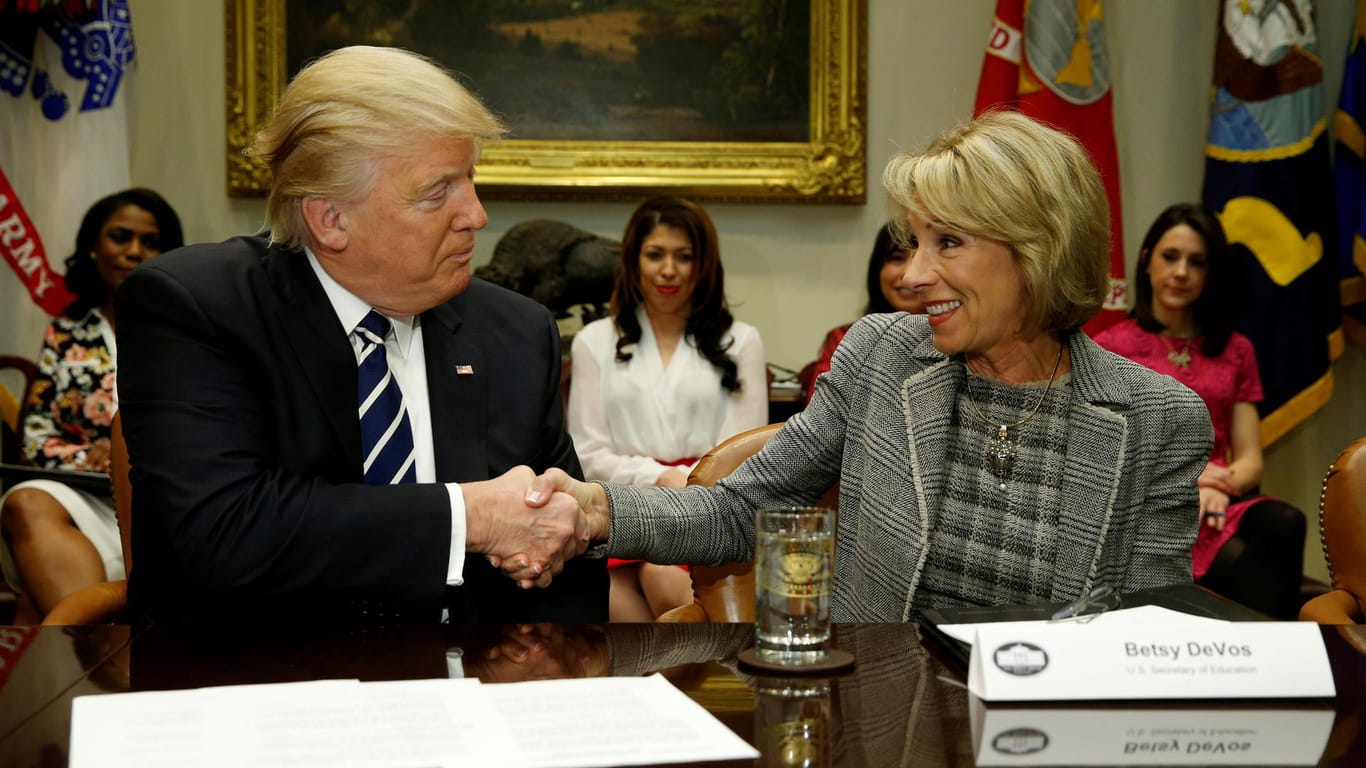 Donald Trump schüttelt die Hand von Elisabeth DeVos (Archivbild): Die US-Bildungsministerin tritt zurück.
