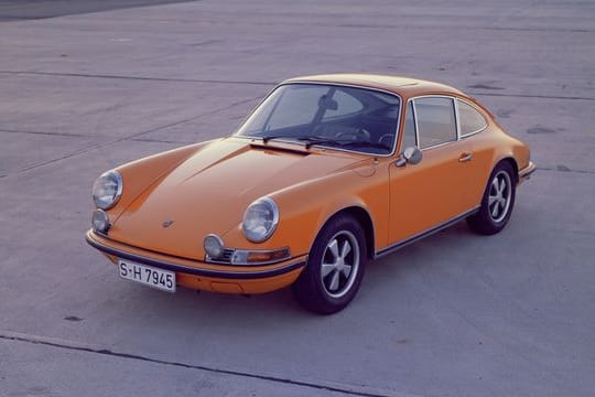 Ein Elfer ist ein Elfer ist ein Elfer? Zwar hat Porsche seine Ikone 911 immer noch im Programm, aber hat sie mit den ersten klassischen Modellen wie diesem 911 S Coupé von 1970 freilich nicht viel mehr als den Namen und eine verwandte Silhouette gemeinsam.