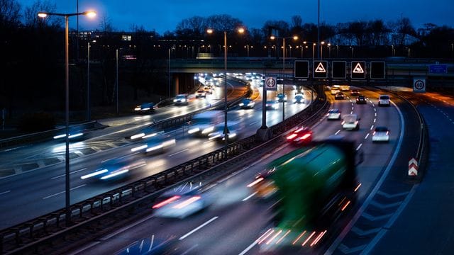 Autobahn: Wer in einer Kolonne zum Überholen ansetzt, muss sich sicher sein, dass dies kein anderer Verkehrsteilnehmer auch gerade vorhat.