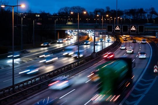 Autobahn: Wer in einer Kolonne zum Überholen ansetzt, muss sich sicher sein, dass dies kein anderer Verkehrsteilnehmer auch gerade vorhat.