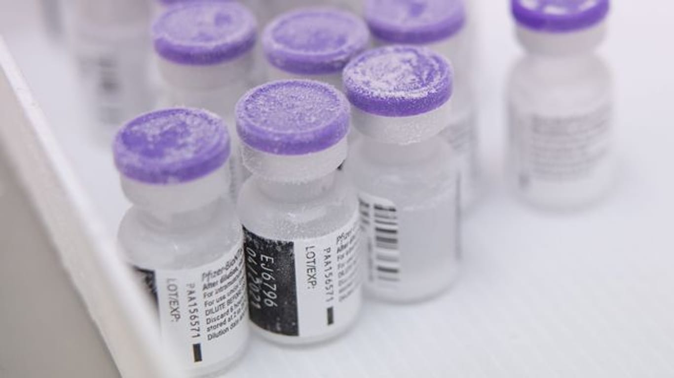 Ampullen des Corona-Impfstoffs von Biontech und Pfizer stehen gekült im Universitätsklinikum Tübingen.