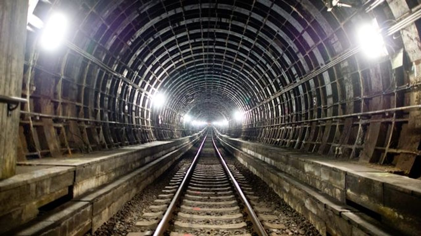 Ein hell erleuchteter S-Bahn-Tunnel (Symbolbild): Im Frühjahr wird über einen Fernbahntunnel in Frankfurt entschieden.