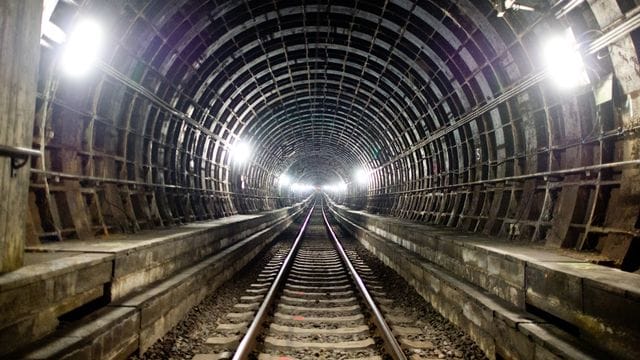 Ein hell erleuchteter S-Bahn-Tunnel (Symbolbild): Im Frühjahr wird über einen Fernbahntunnel in Frankfurt entschieden. Ein hell erleuchteter S-Bahn-Tunnel (Symbolbild): Im Frühjahr wird über einen Fernbahntunnel in Frankfurt entschieden.