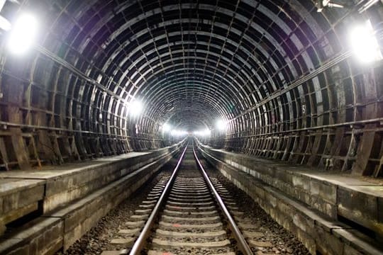 Ein hell erleuchteter S-Bahn-Tunnel (Symbolbild): Im Frühjahr wird über einen Fernbahntunnel in Frankfurt entschieden.